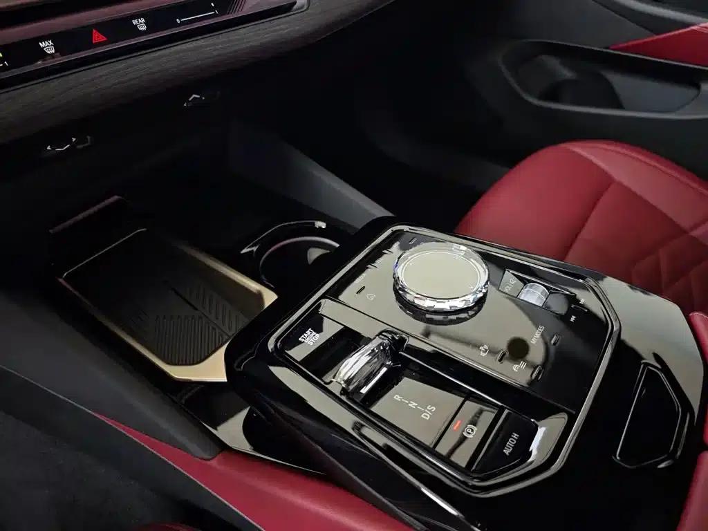 2024 BMW 5 Series 530Li Luxury M Sport Package — миниатюра 11