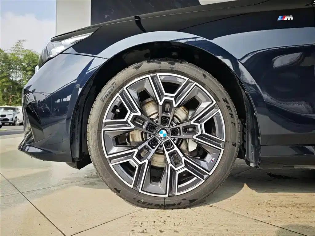 2024 BMW 5 Series 530Li Luxury M Sport Package — миниатюра 17