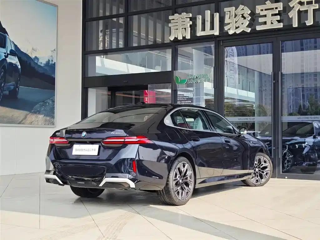 2024 BMW 5 Series 530Li Luxury M Sport Package — миниатюра 3