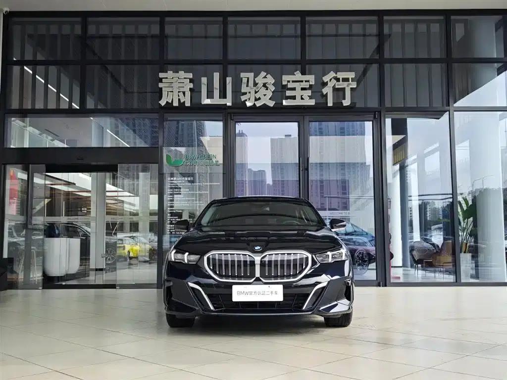 2024 BMW 5 Series 530Li Luxury M Sport Package — миниатюра 4