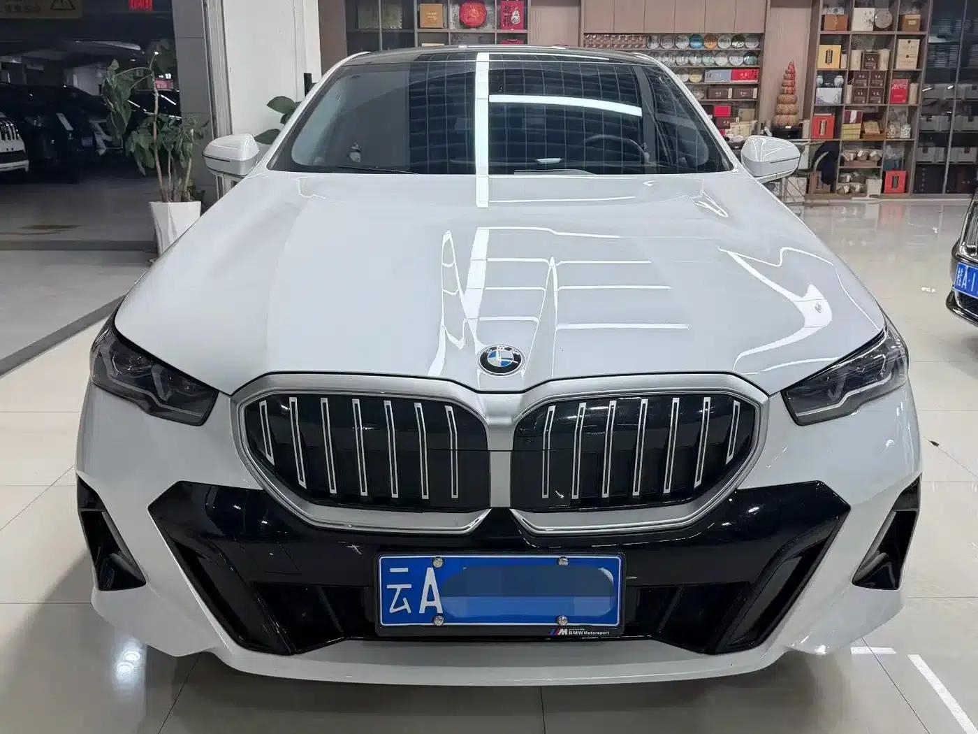 2024 BMW 5 Series 530Li Luxury M Sport Package — миниатюра 1