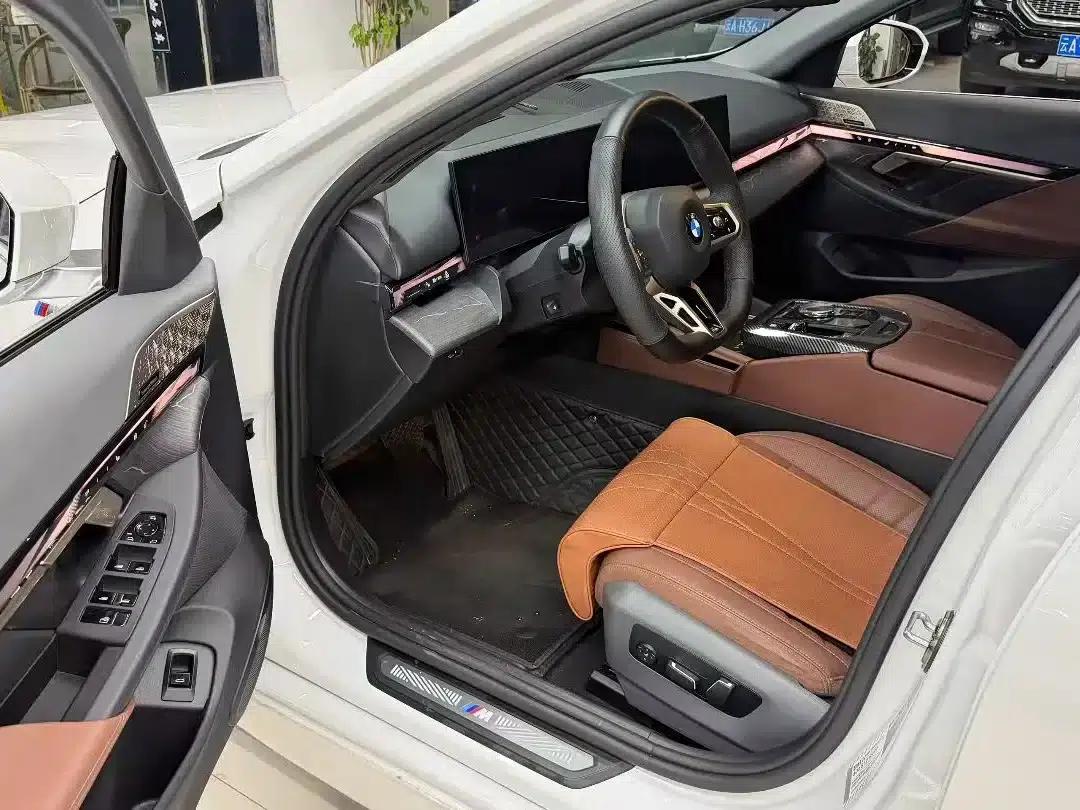 2024 BMW 5 Series 530Li Luxury M Sport Package — миниатюра 2