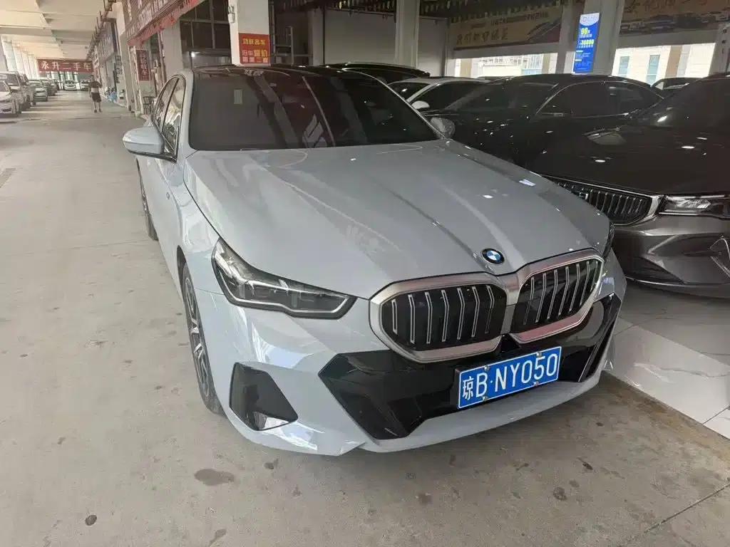 2024 BMW 5 Series Imported Model 530i Leading Edition M Sport Package — миниатюра 1