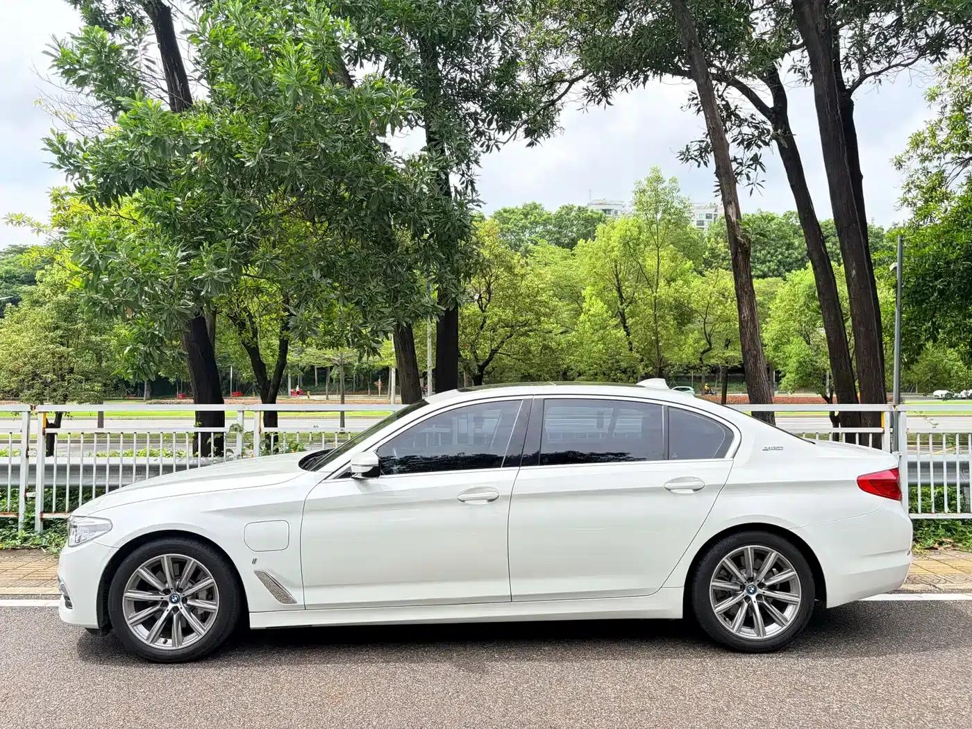 BMW 5 Series PHEV 2019 530Le Luxury Package — миниатюра 14