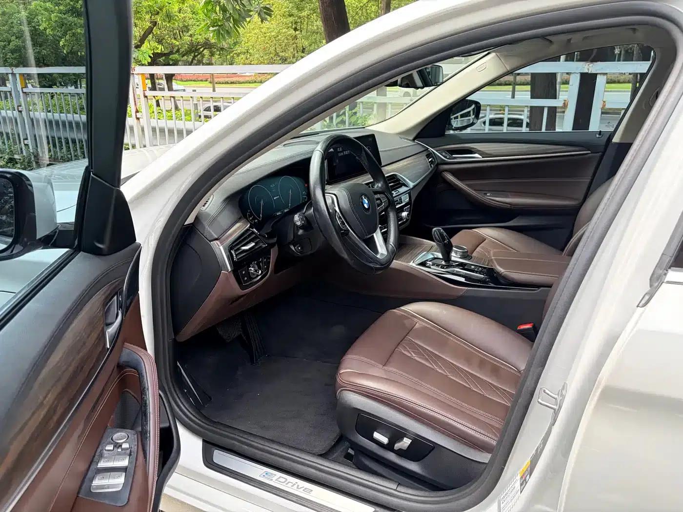 BMW 5 Series PHEV 2019 530Le Luxury Package — миниатюра 6