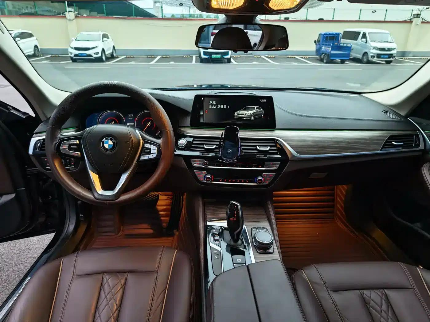 BMW 5 Series PHEV 2018 530Le Luxury Package — миниатюра 6