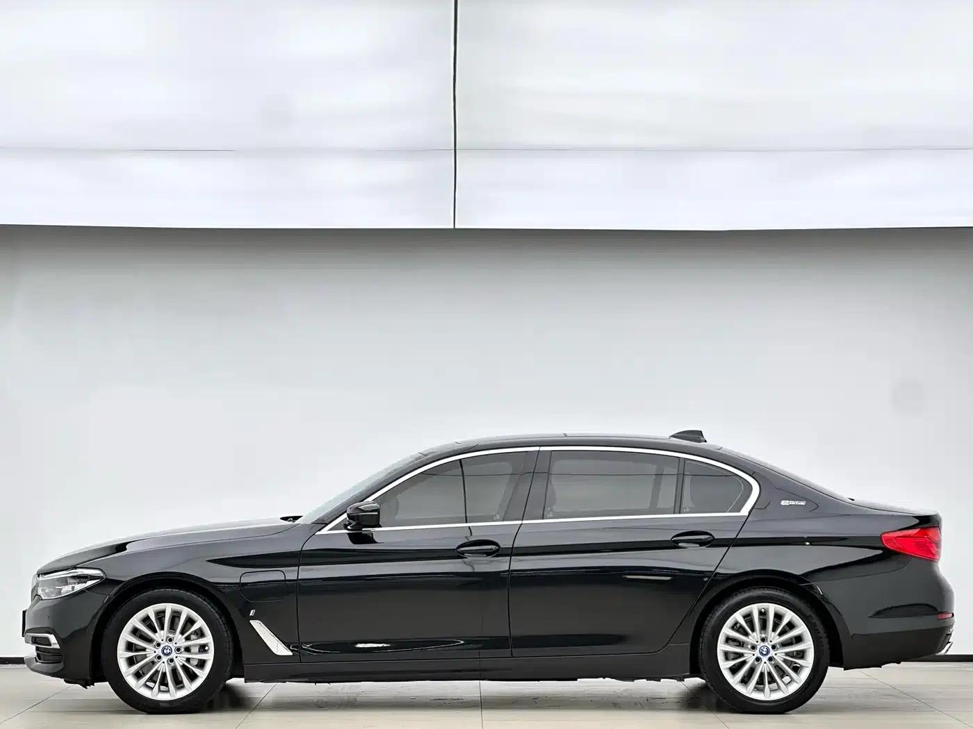 BMW 5 Series PHEV 2019 Facelift 530Le Luxury Package — миниатюра 3