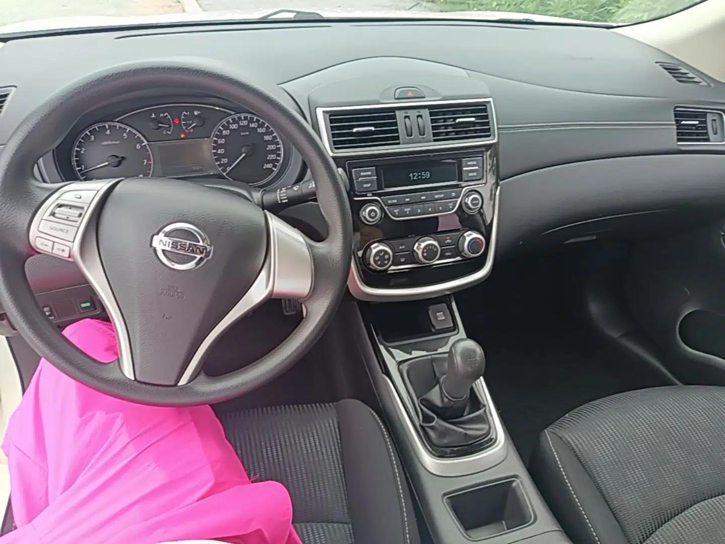 Nissan Tiida 2016 1.6L Manual Cool Edition — миниатюра 12