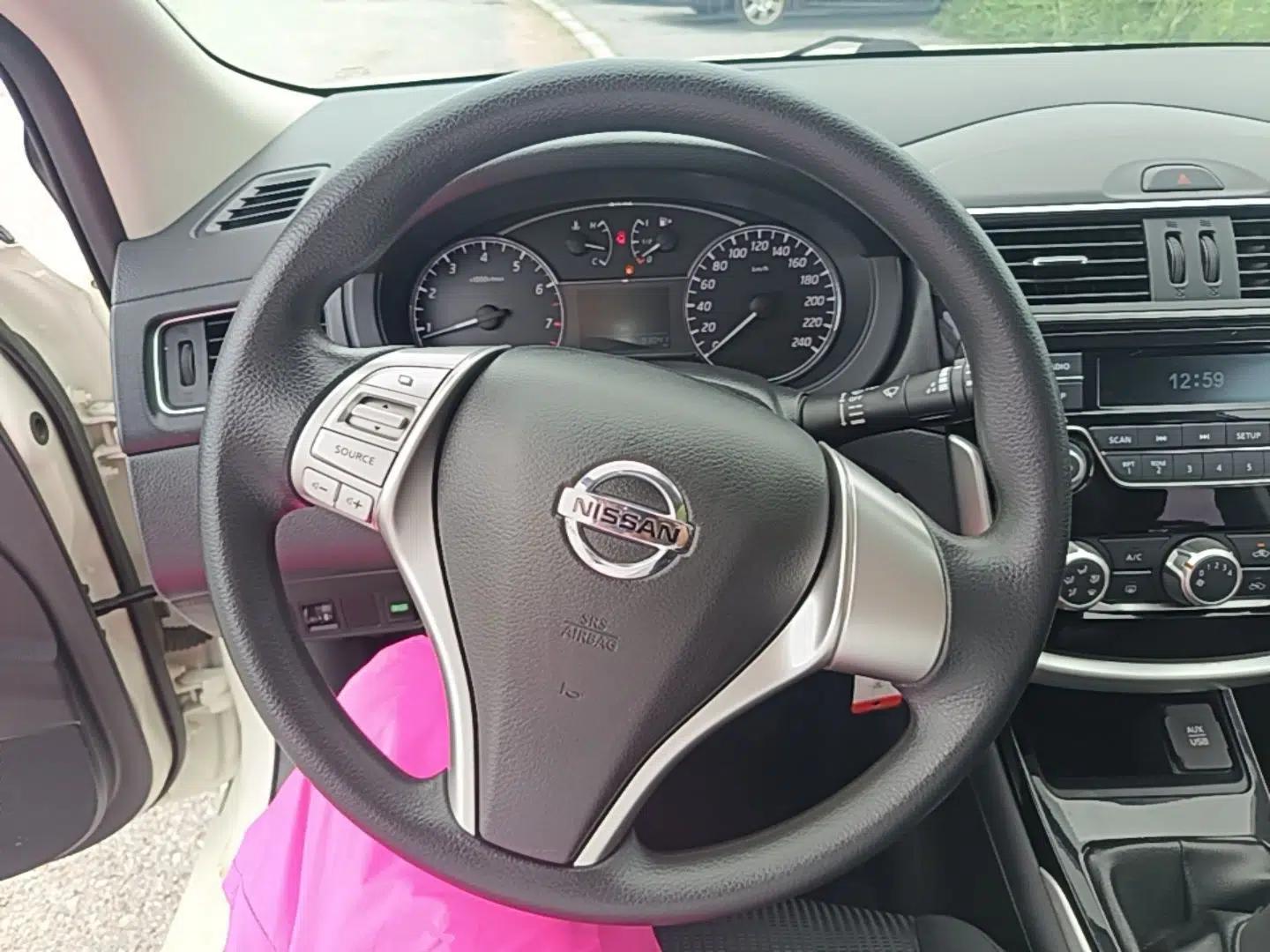 Nissan Tiida 2016 1.6L Manual Cool Edition — миниатюра 13
