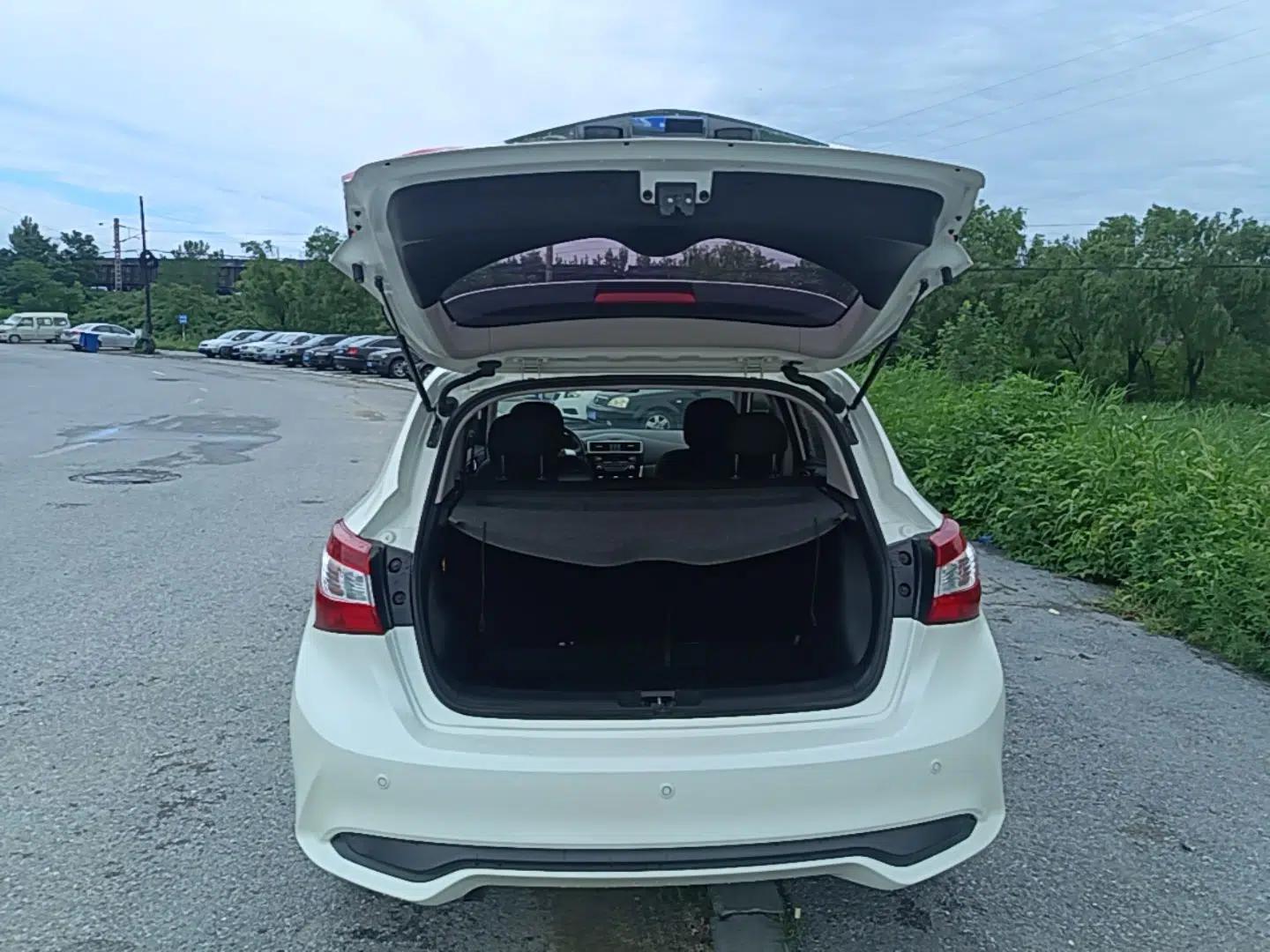 Nissan Tiida 2016 1.6L Manual Cool Edition — миниатюра 22