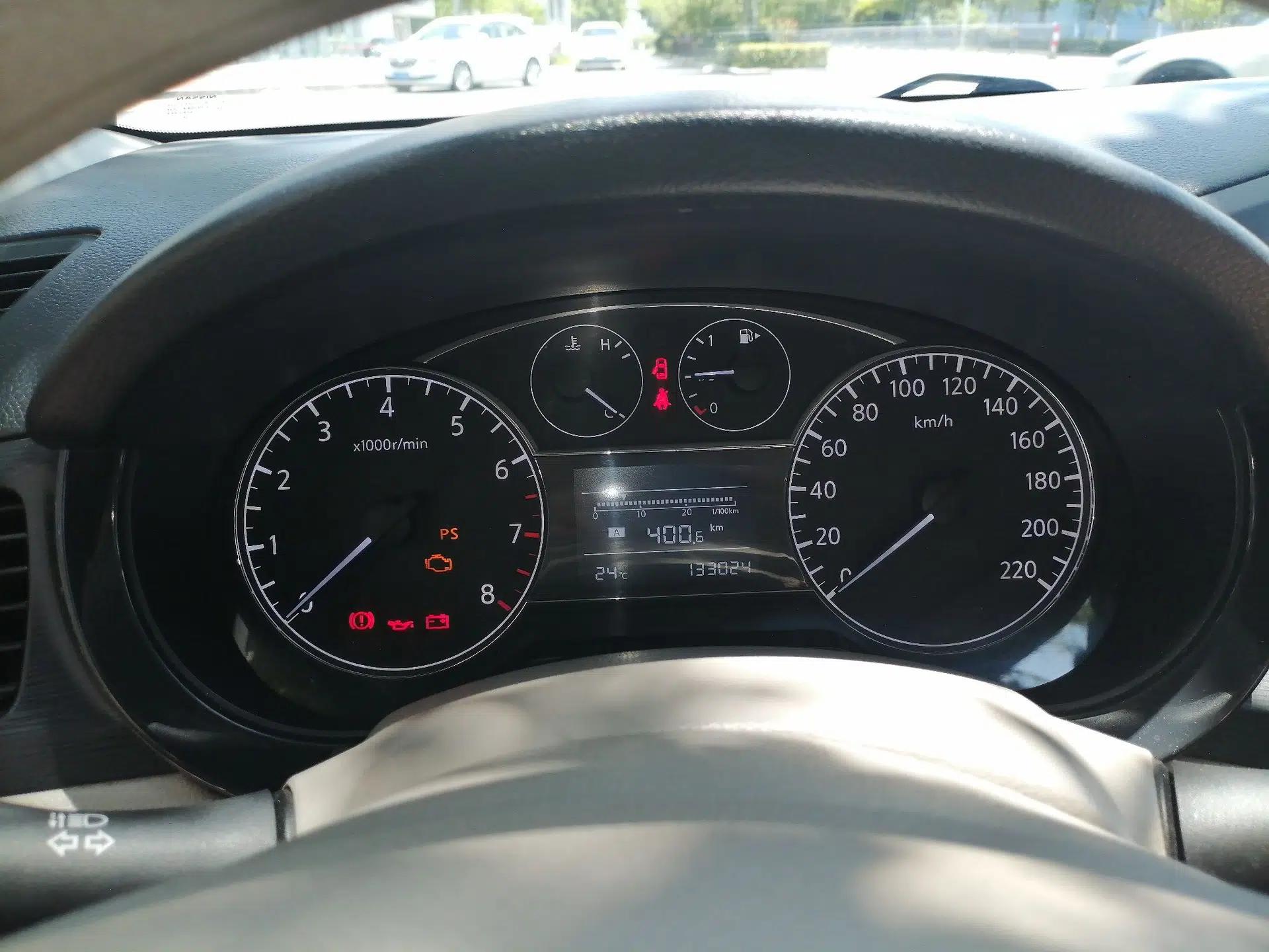 Nissan Tiida 2011 1.6L Manual Comfort Edition — миниатюра 11