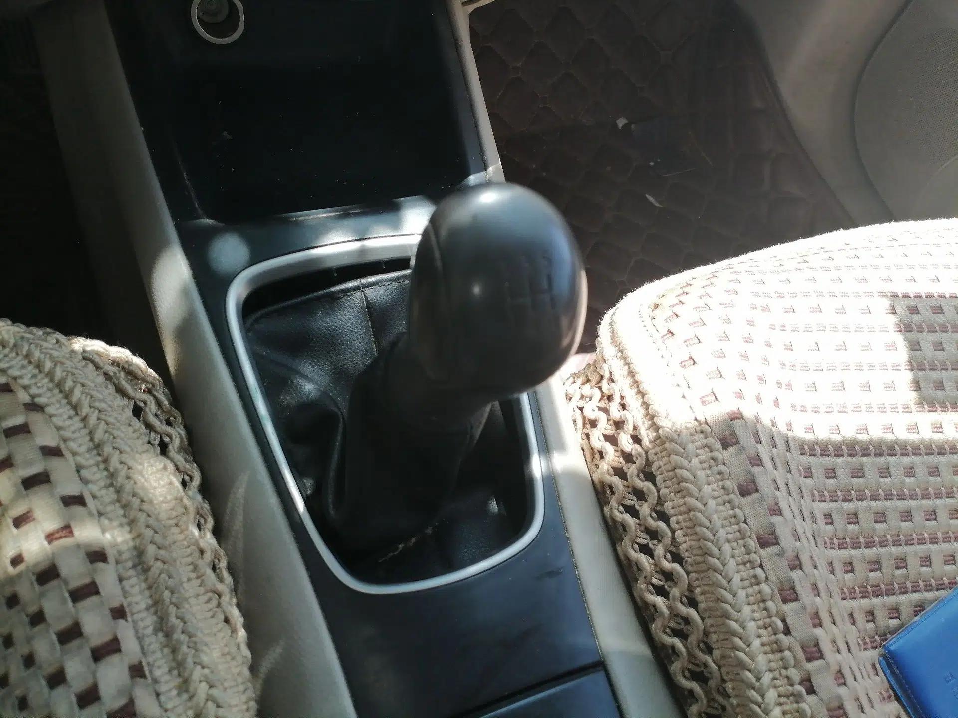Nissan Tiida 2011 1.6L Manual Comfort Edition — миниатюра 14