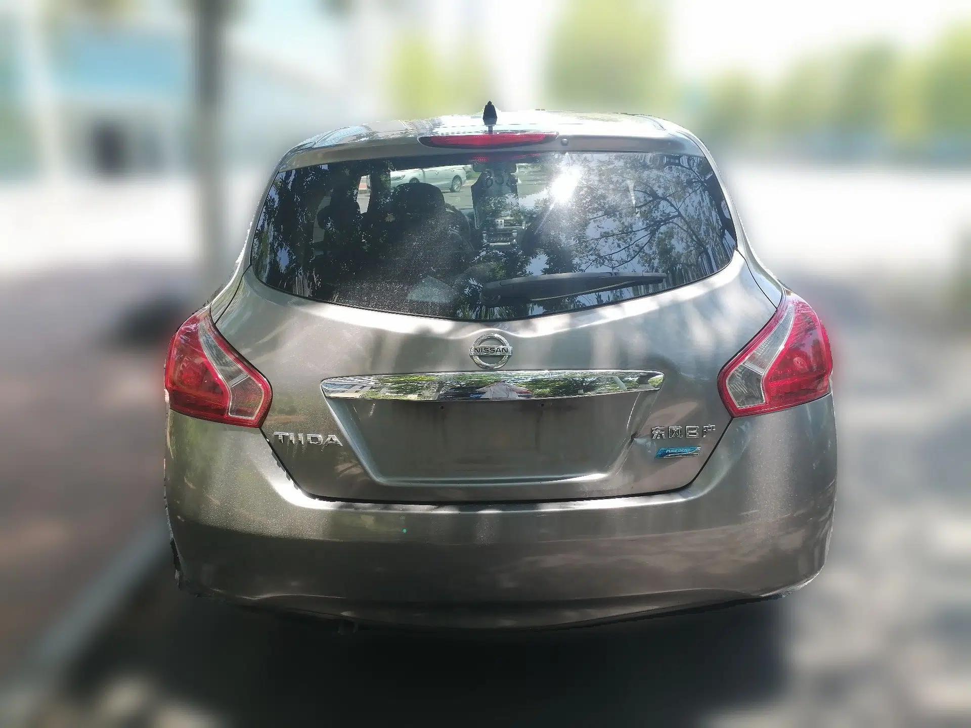 Nissan Tiida 2011 1.6L Manual Comfort Edition — миниатюра 5
