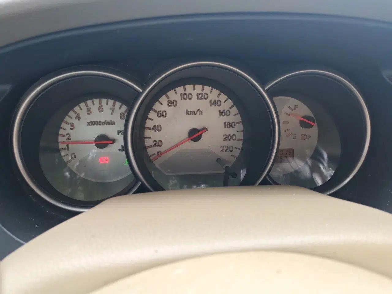 Nissan Livina 2010 Jingyue Edition 1.6L Manual All-Around Model — миниатюра 11