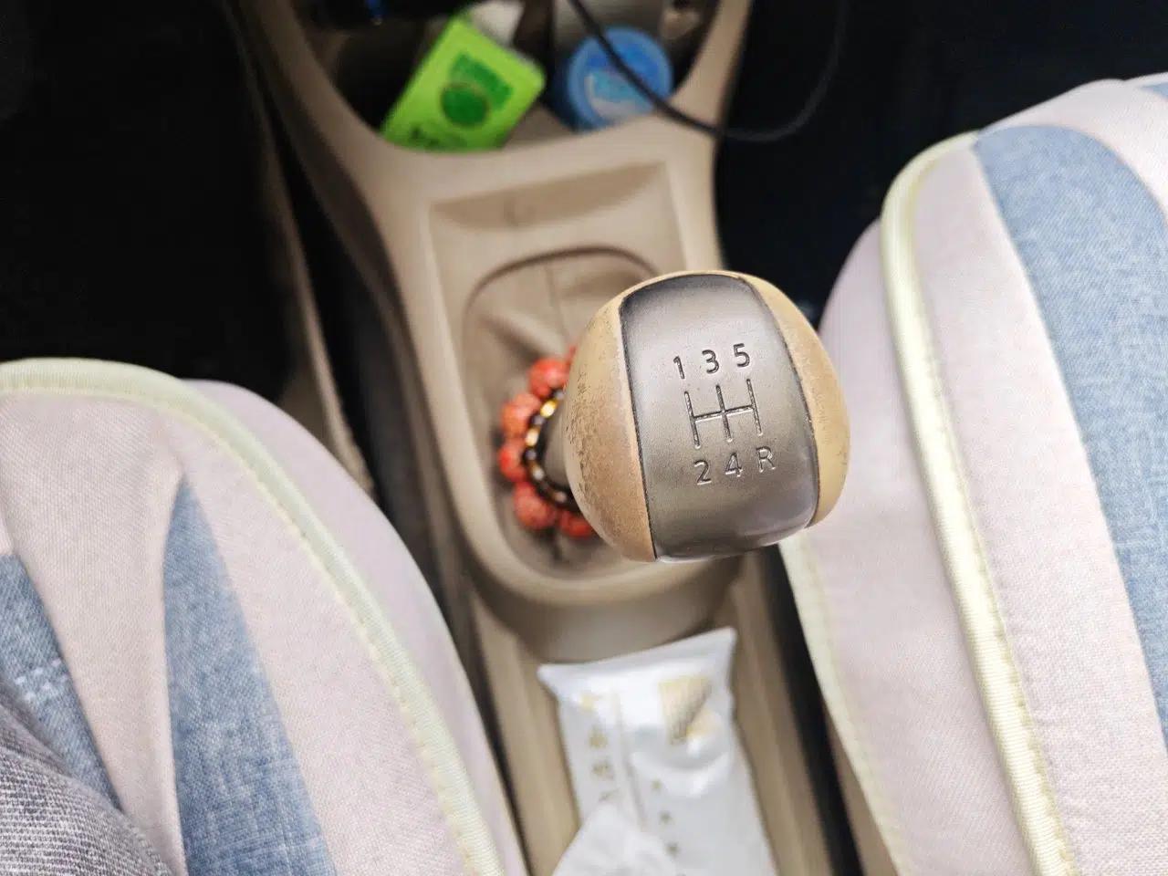 Nissan Livina 2010 Jingyue Edition 1.6L Manual All-Around Model — миниатюра 14
