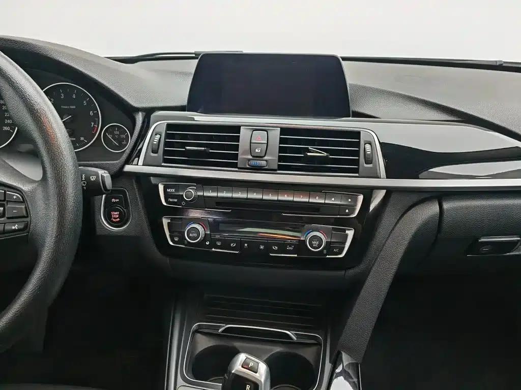 2016 BMW 3 Series 320i Fashion Edition — миниатюра 12