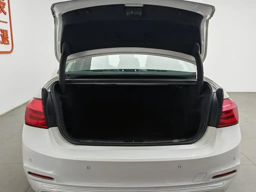 2016 BMW 3 Series 320i Fashion Edition — миниатюра 16