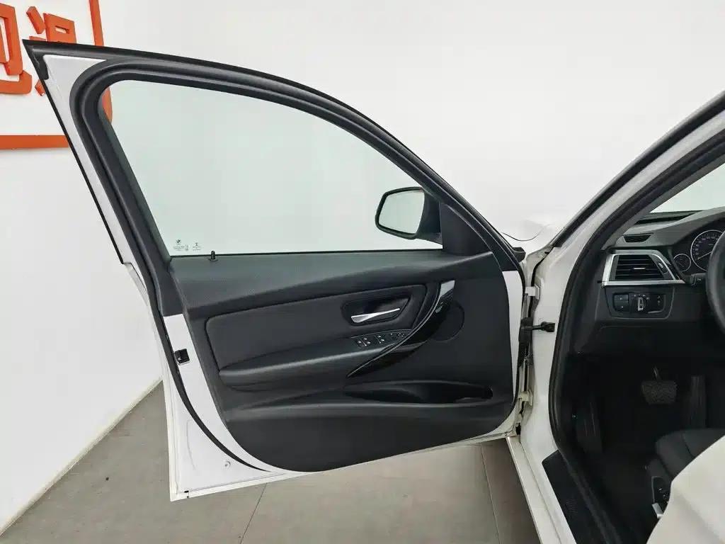 2016 BMW 3 Series 320i Fashion Edition — миниатюра 8