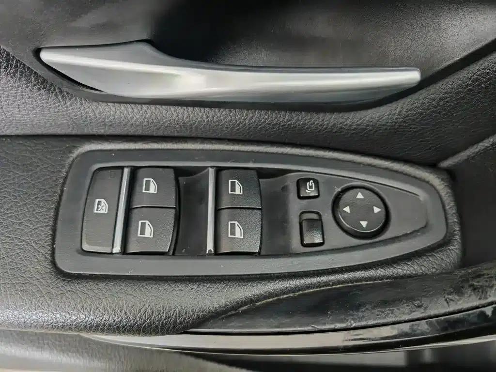2016 BMW 3 Series 320i Fashion Edition — миниатюра 9