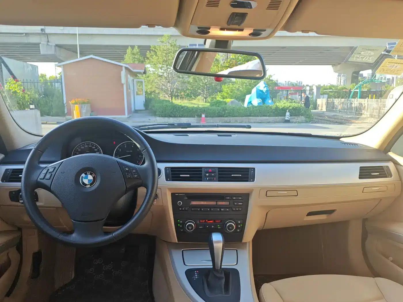 BMW 3 Series 2011 318i Leading Edition — миниатюра 12