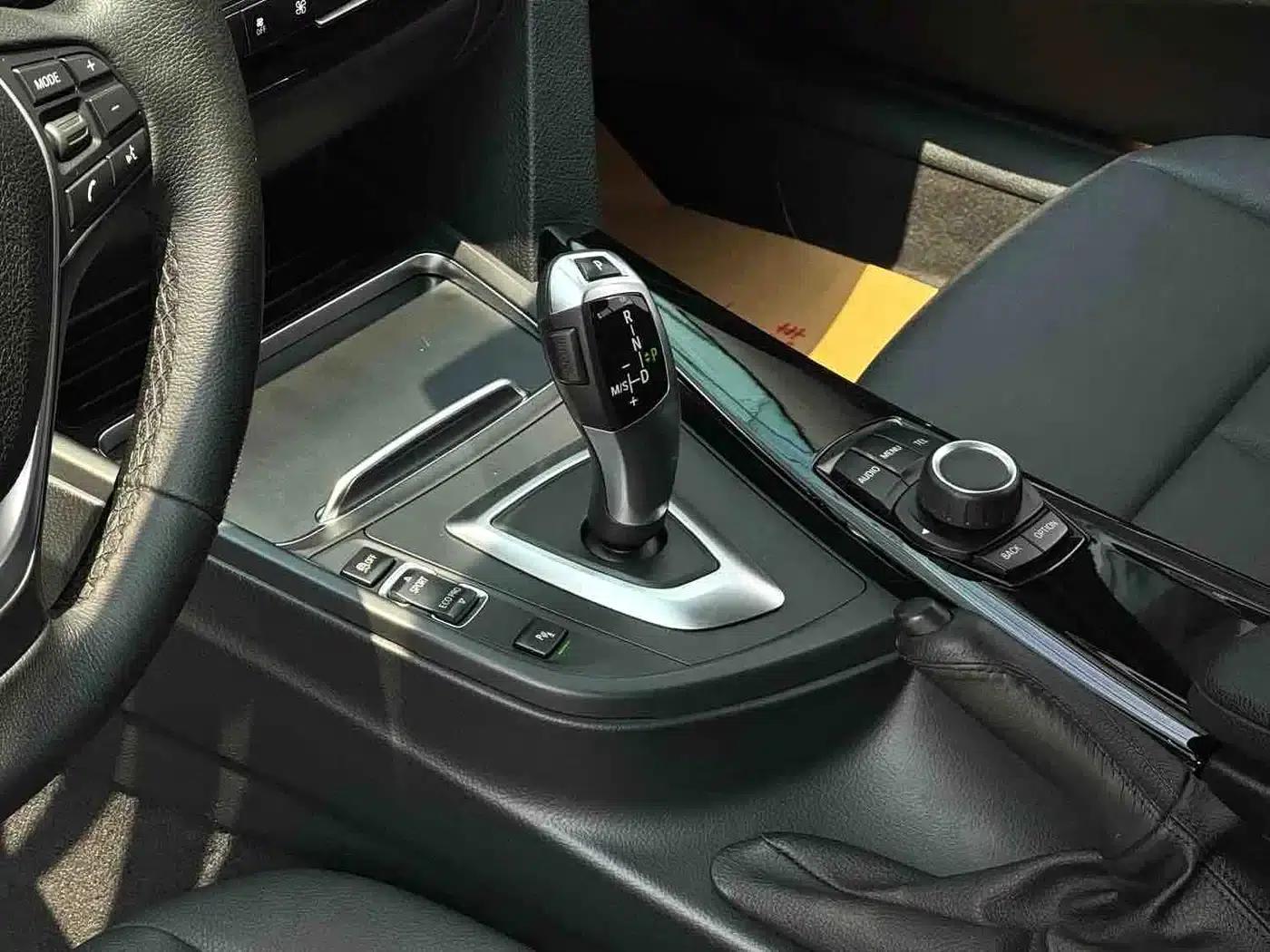 2017 BMW 3 Series 320Li Fashion Edition — миниатюра 11