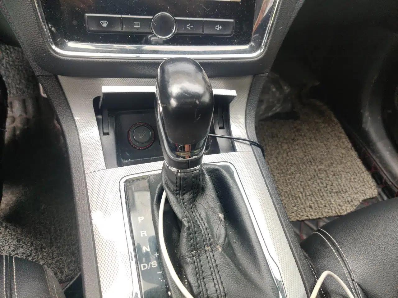Roewe RX5 2016 20T Two-Wheel Drive Automatic Internet Smart Edition — миниатюра 14