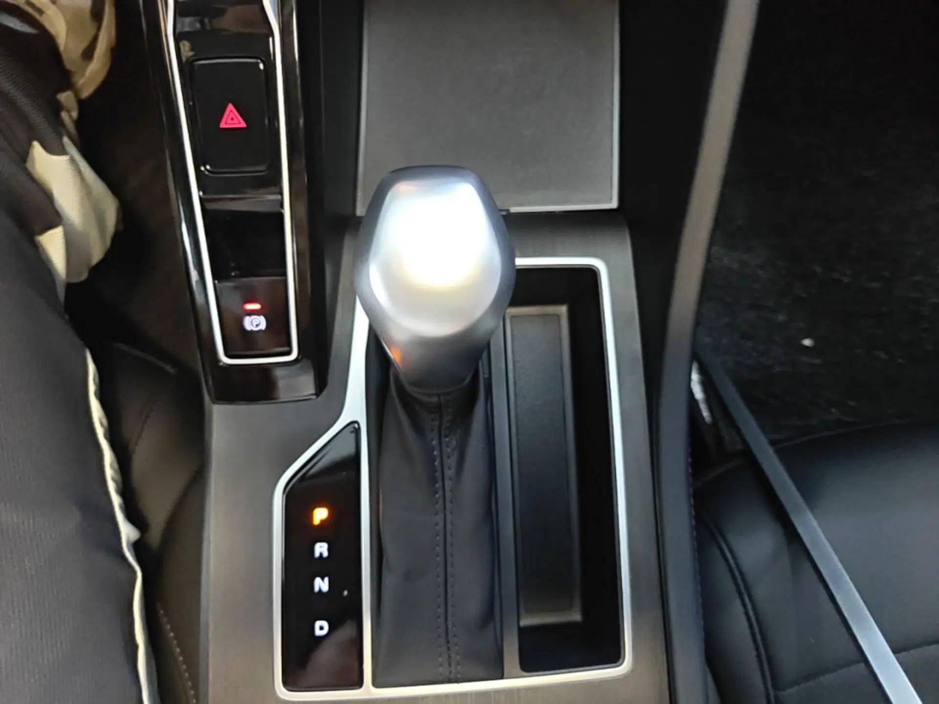 Roewe i5 2023 1.5L CVT Luxury Edition — миниатюра 16