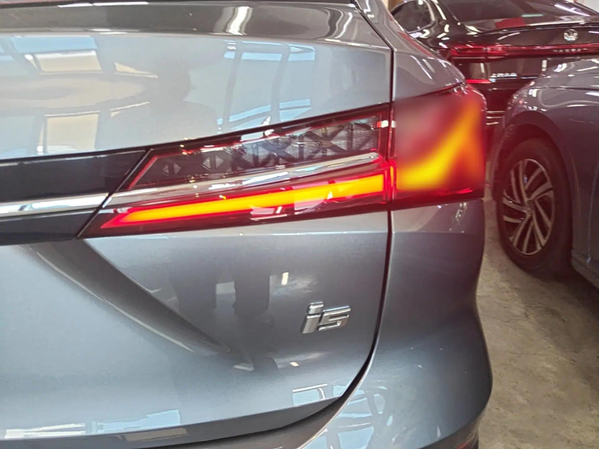 Roewe i5 2023 1.5L CVT Luxury Edition — миниатюра 9