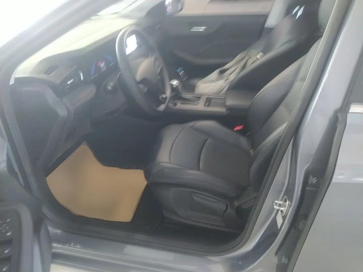 Roewe i5 2023 1.5L CVT Luxury Edition — миниатюра 17