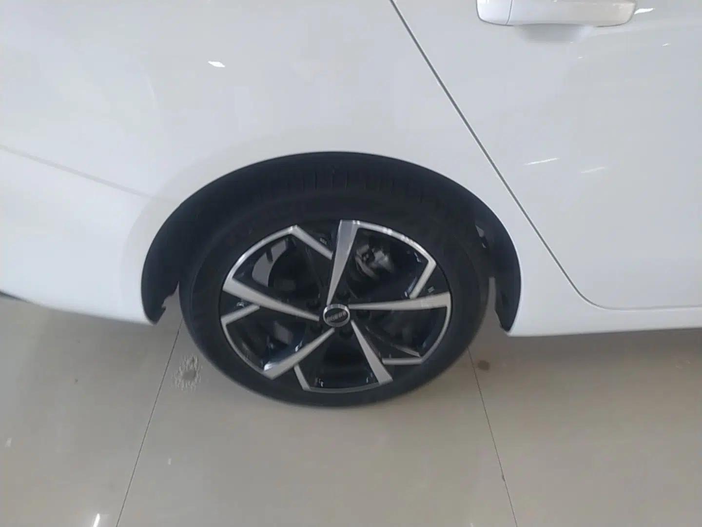 Roewe i5 2023 1.5L CVT Luxury Edition — миниатюра 11