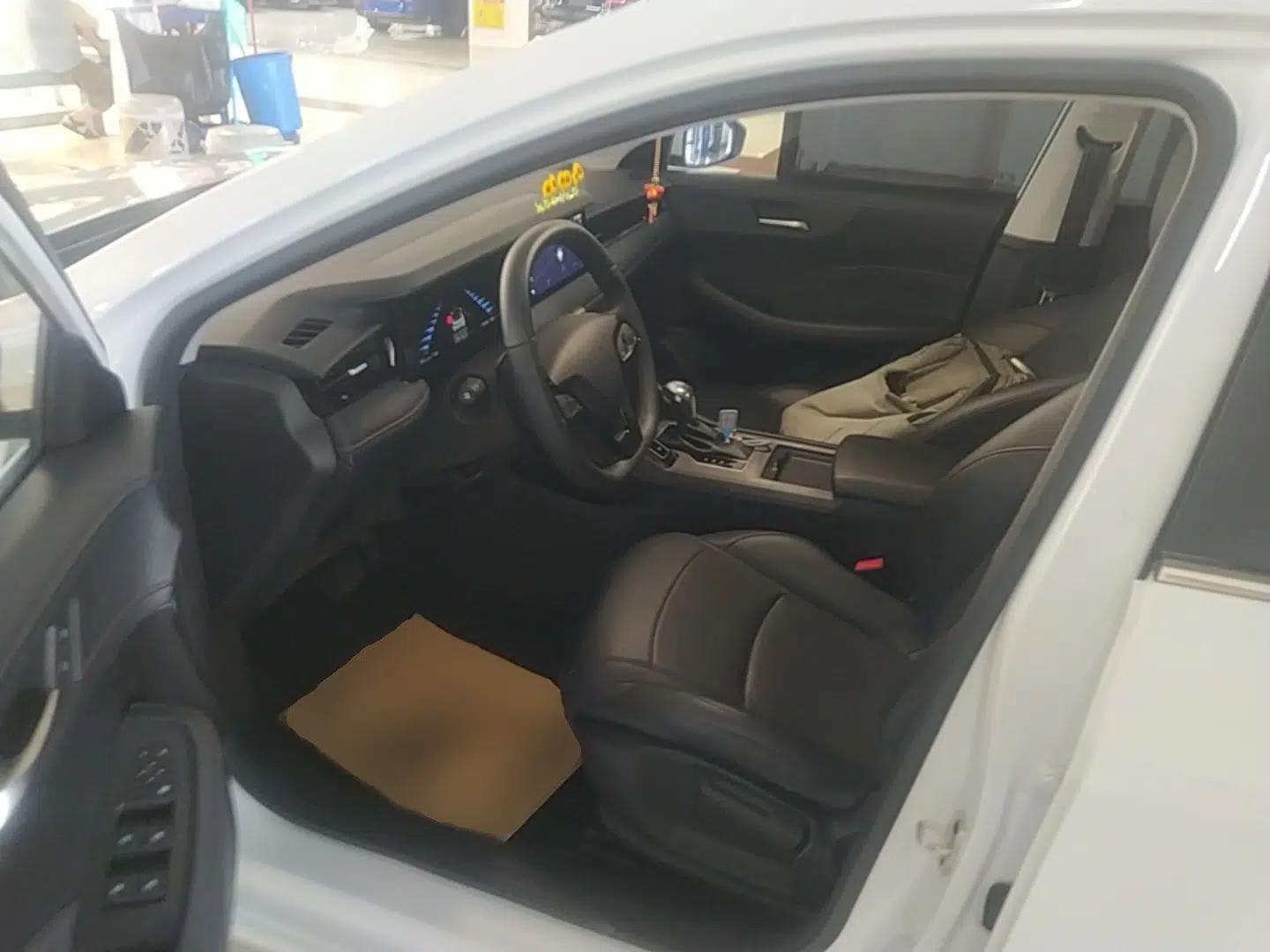 Roewe i5 2023 1.5L CVT Luxury Edition — миниатюра 18