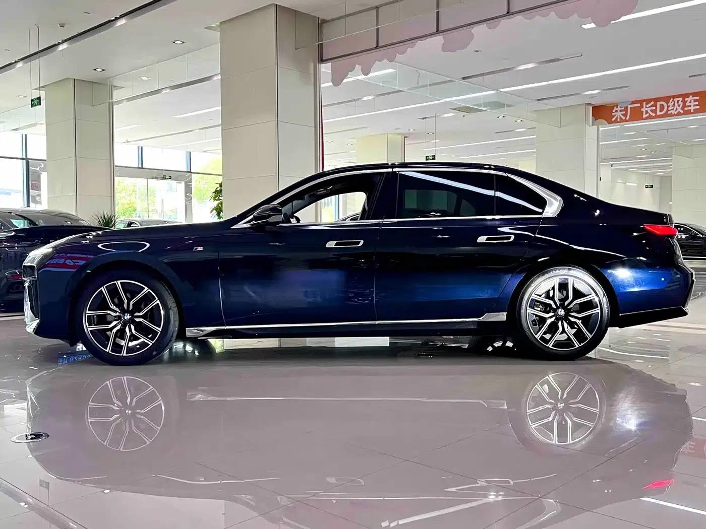 2023 BMW 7 Series 735Li M Sport Package — миниатюра 3