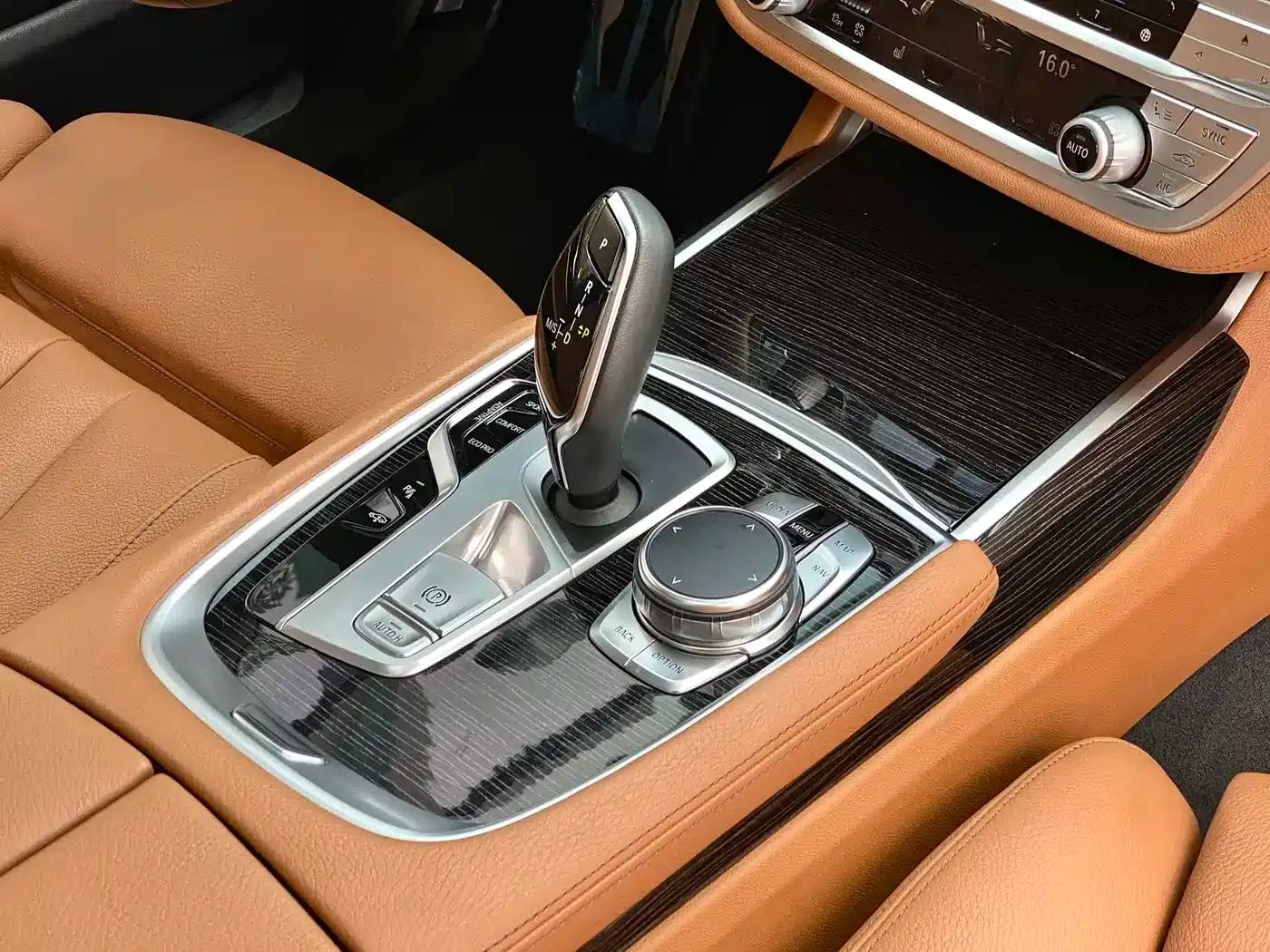 2018 BMW 7 Series 730Li Leading Edition M Sport Package — миниатюра 11