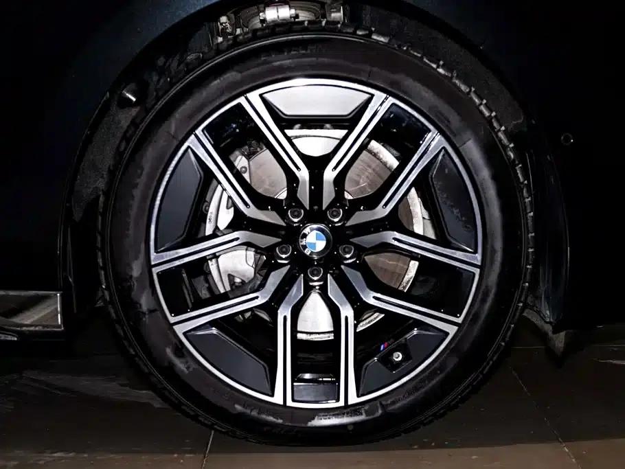 2023 BMW 7 Series 735Li M Sport Package — миниатюра 11