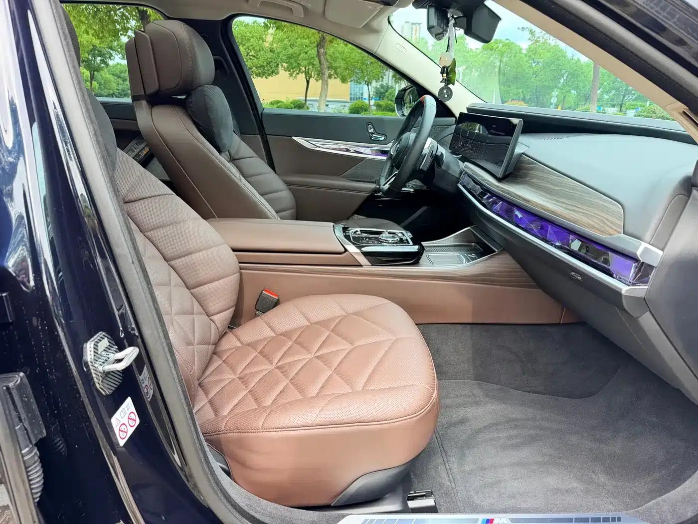 2023 BMW 7 Series 735Li M Sport Package — миниатюра 11
