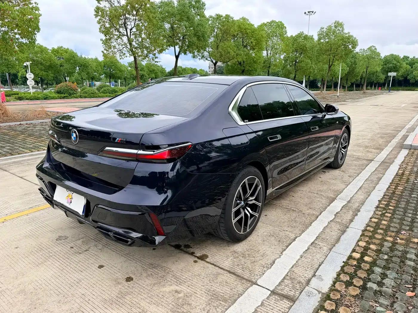 2023 BMW 7 Series 735Li M Sport Package — миниатюра 16
