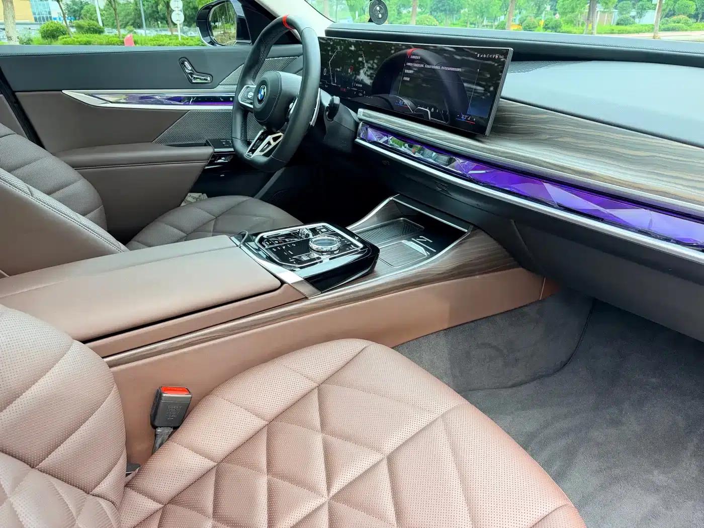 2023 BMW 7 Series 735Li M Sport Package — миниатюра 10