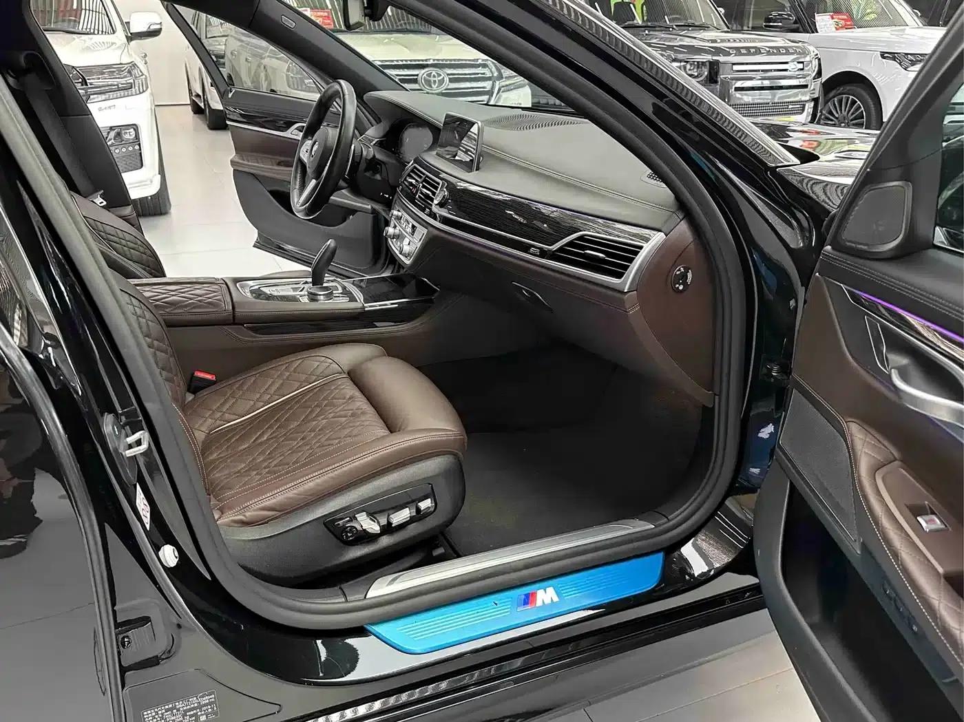2019 BMW 7 Series 740Li Leading Edition M Sport Package — миниатюра 11