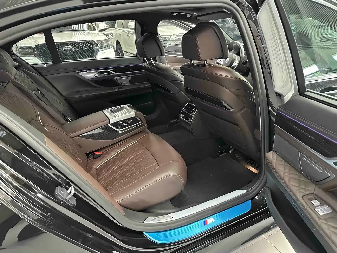 2019 BMW 7 Series 740Li Leading Edition M Sport Package — миниатюра 12