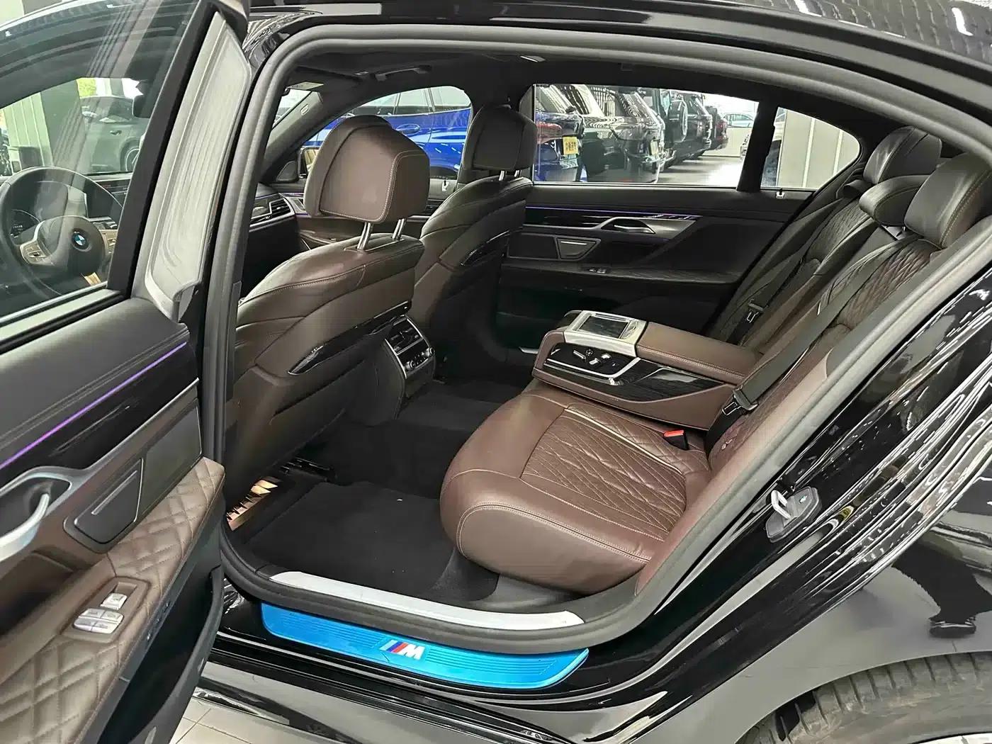 2019 BMW 7 Series 740Li Leading Edition M Sport Package — миниатюра 10