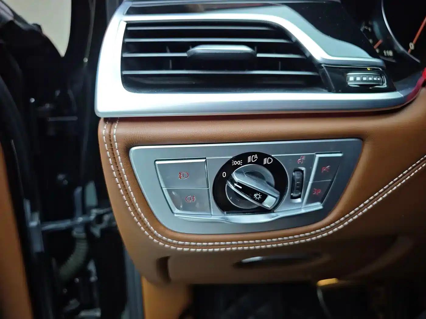 2018 BMW 7 Series 740Li Leading Edition M Sport Package — миниатюра 16