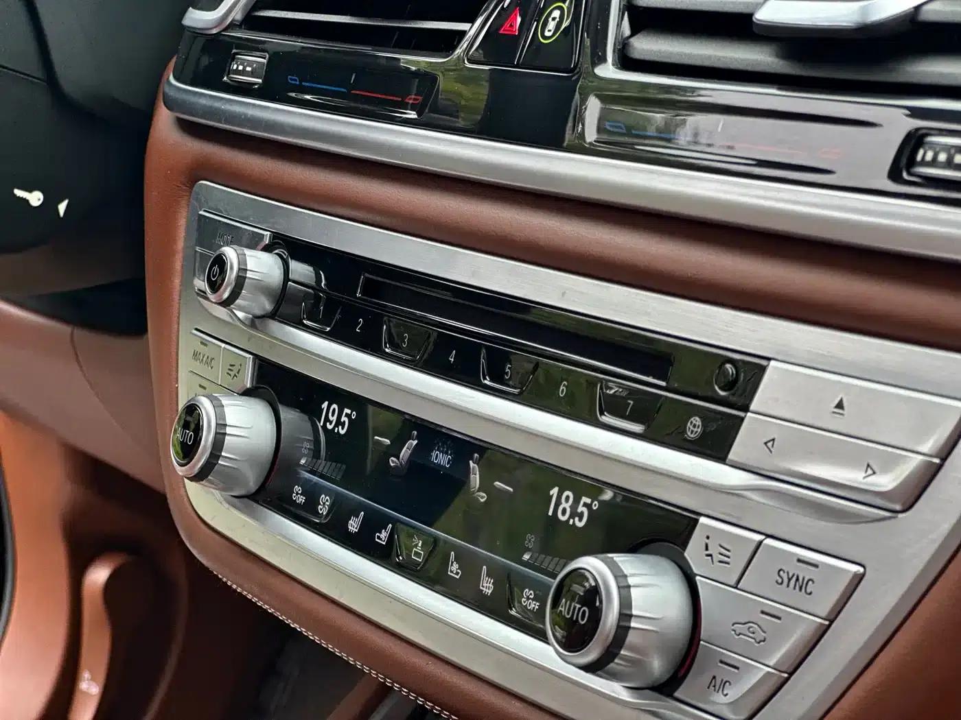 2018 BMW 7 Series 740Li Leading Edition M Sport Package — миниатюра 14