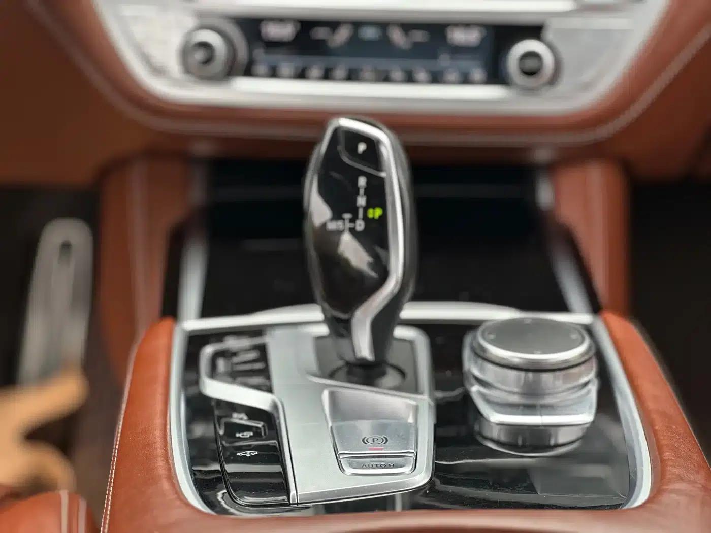 2018 BMW 7 Series 740Li Leading Edition M Sport Package — миниатюра 15