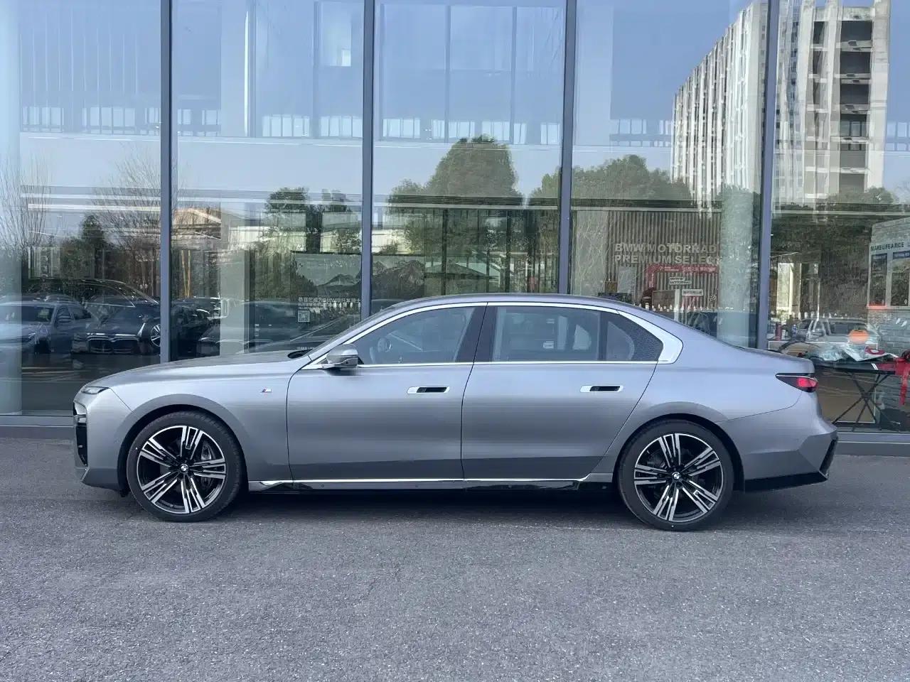 2023 BMW 7 Series 740Li Luxury M Sport Package — миниатюра 5