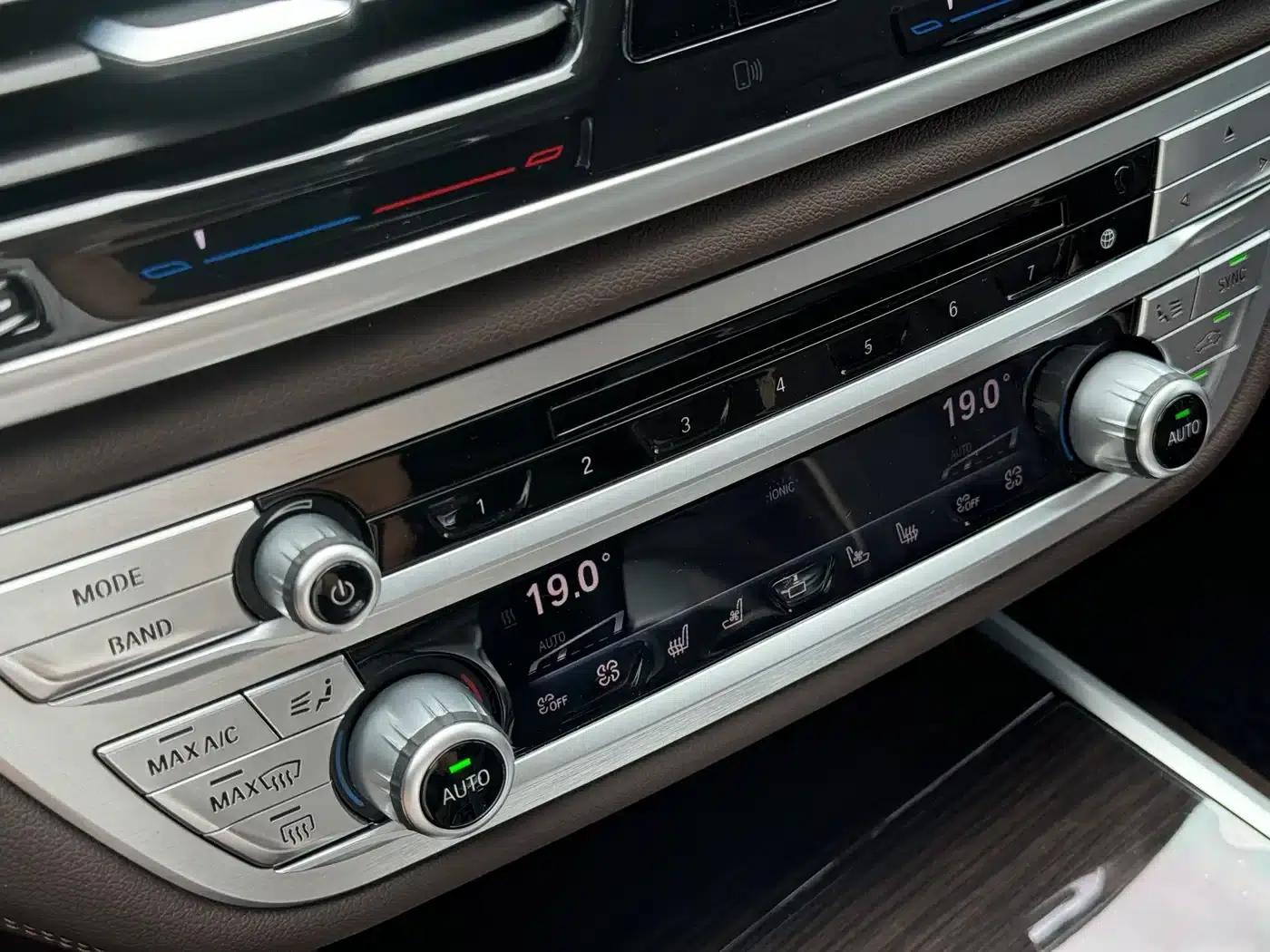 2016 BMW 7 Series 730Li Leading Edition — миниатюра 27