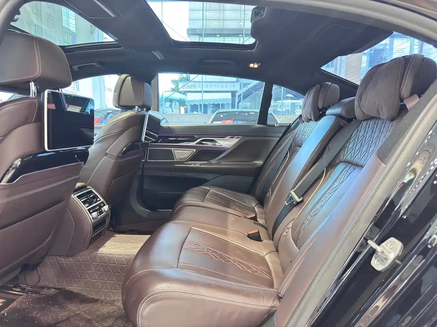 2021 BMW 7 Series 730Li M Sport Package — миниатюра 11