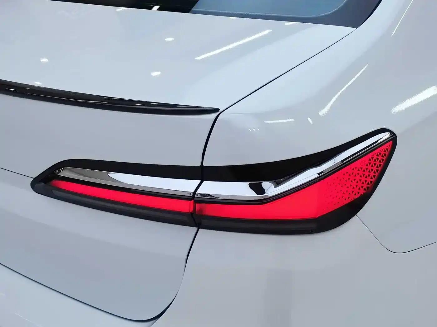 2023 BMW 7 Series 735Li M Sport Package — миниатюра 10