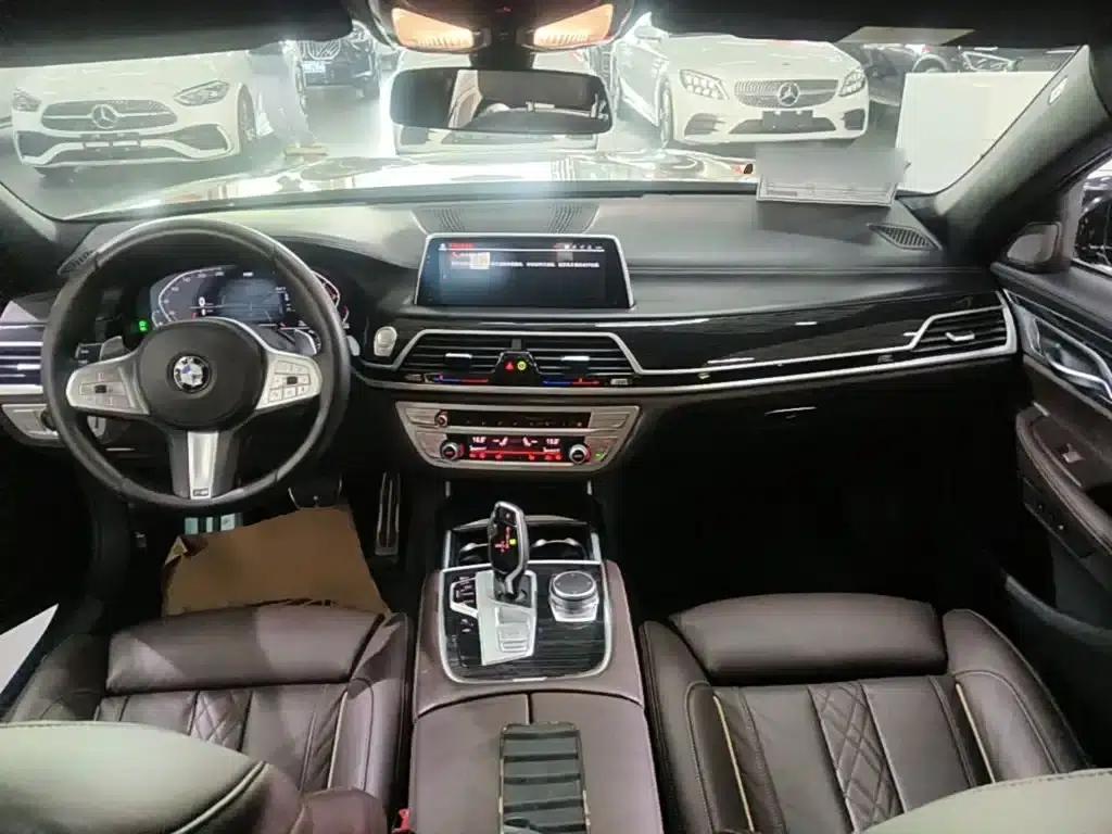 2019 BMW 7 Series 730Li M Sport Package — миниатюра 10