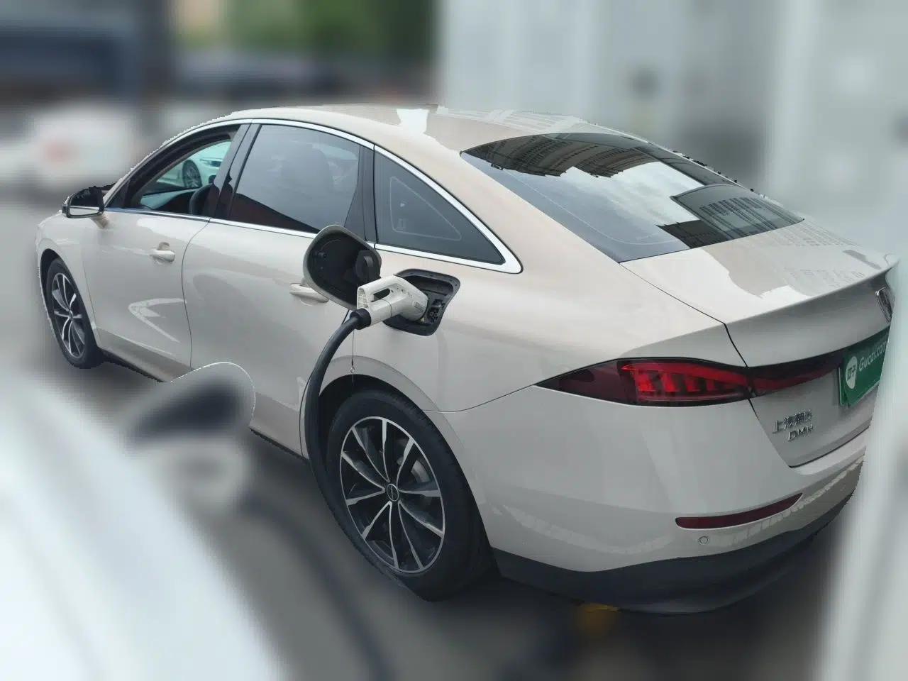 Roewe D7 2025 DMH 125km World Champion Edition — миниатюра 4