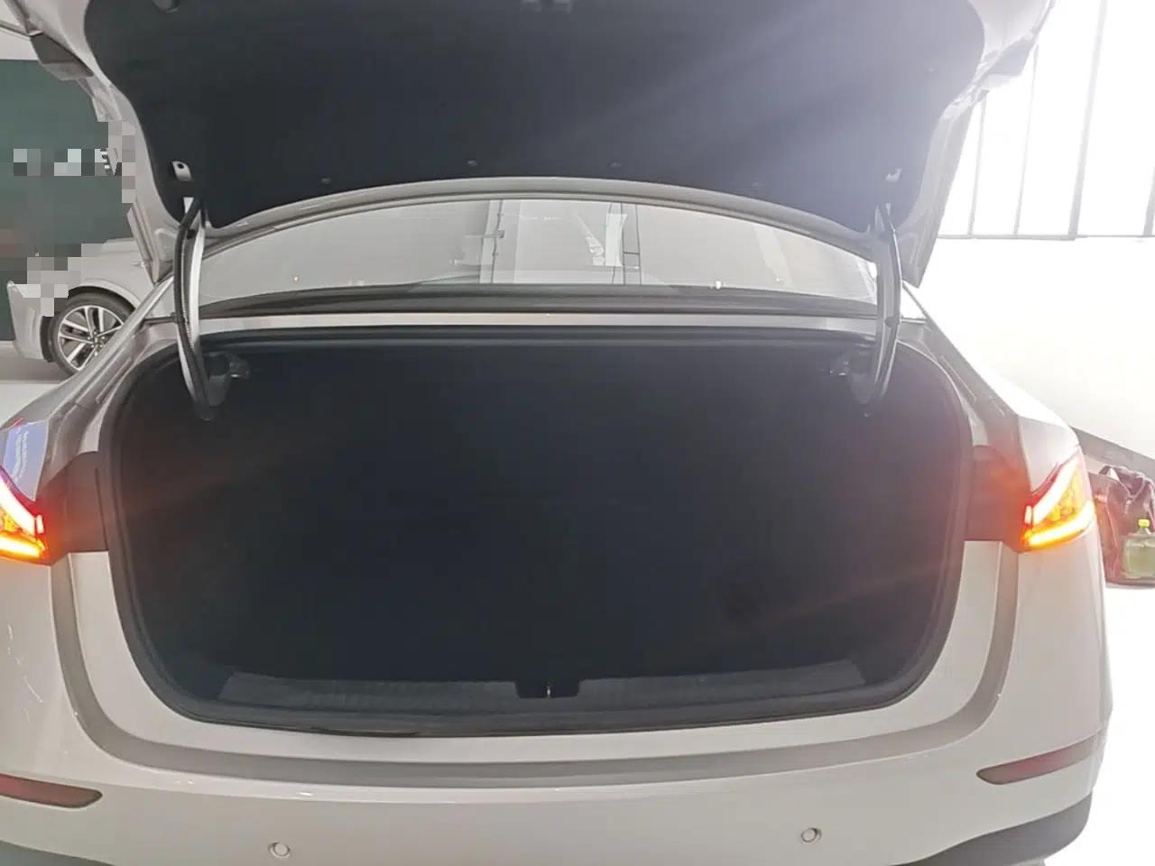 Roewe D7 2025 DMH 125km World Champion Edition — миниатюра 22